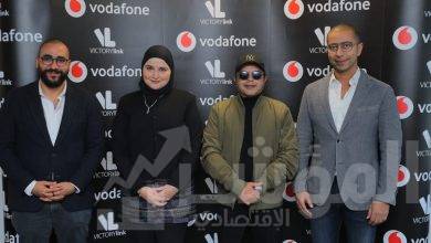 صورة فودافون توقع مع أيقونة الكوميديا فى مصر والعالم العربى محمد هنيدى