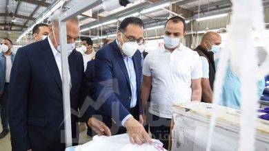 صورة رئيس الوزراء يتفقد مصنعا للملابس الجاهزة يصنع الملابس الطبية والكمامات