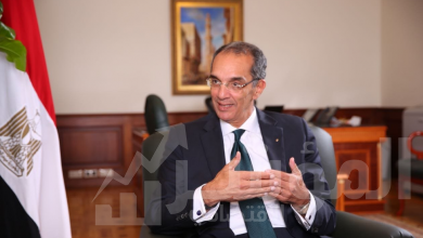 صورة وزير الاتصالات يستعرض تقريرا حول مشروع منصة “مصر الرقمية”