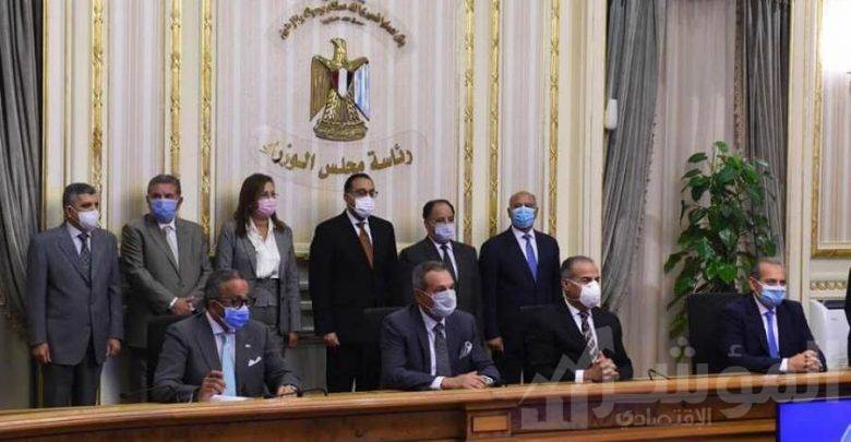 جانب من التوقيع
