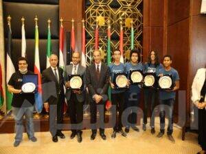 طلعت  يكرم  الفريق المصري الفائز بـ 4 ميداليات دولية فى الاولمبياد الدولى للمعلوماتية بسنغافورة
