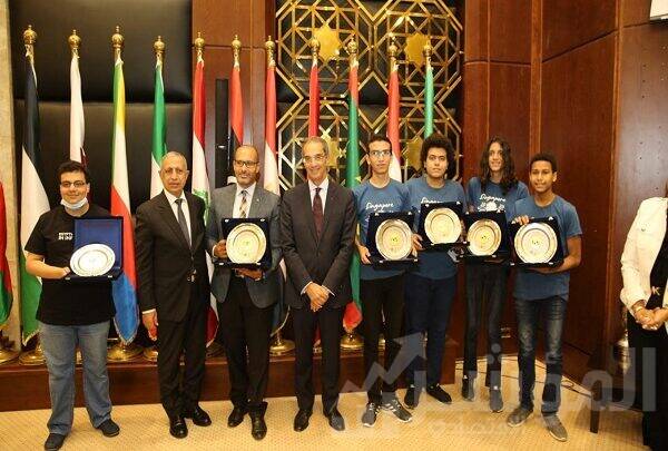 طلعت  يكرم  الفريق المصري الفائز بـ 4 ميداليات دولية فى الاولمبياد الدولى للمعلوماتية بسنغافورة