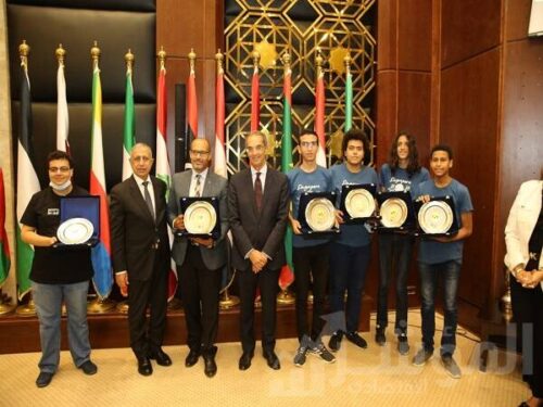 طلعت  يكرم  الفريق المصري الفائز بـ 4 ميداليات دولية فى الاولمبياد الدولى للمعلوماتية بسنغافورة