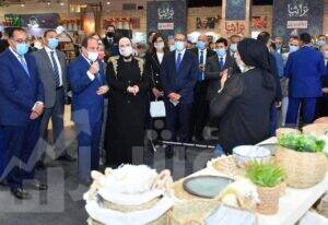 الرئيس عبد الفتاح السيسي ووزيرة الصناعة والتجارة خلال معرض «تُراثنا»