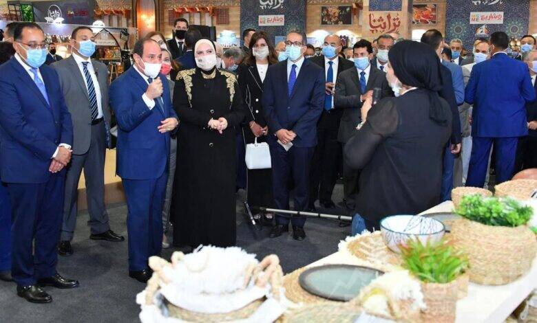 الرئيس عبد الفتاح السيسي ووزيرة الصناعة والتجارة خلال معرض «تُراثنا»