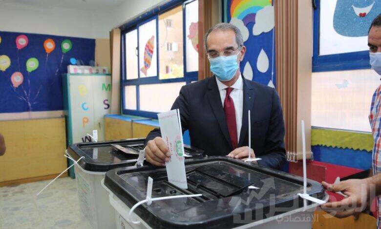 وزير الاتصالا يدلي بصوته في انتخابات مجلس النواب