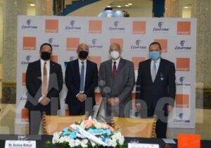 الطيار/ عمرو أبو العينين رئيس مجلس إدارة شركة مصر للطيران للخطوط الجوية والطيار/ رشدى زكريا رئيس الشركة القابضة لمصر للطيران والمهندس ياسر شاكر الرئيس التنفيذى والعضو المنتدب لشركة اورنج مصر و هشام مهران نائب الرئيس التنفيذى لقطاع الأعمال بشركة اورنج مصر