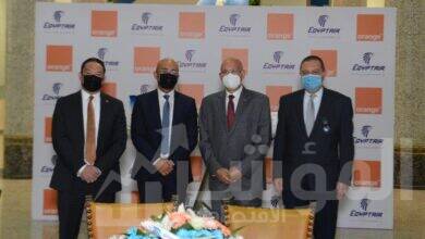 الطيار/ عمرو أبو العينين رئيس مجلس إدارة شركة مصر للطيران للخطوط الجوية والطيار/ رشدى زكريا رئيس الشركة القابضة لمصر للطيران والمهندس ياسر شاكر الرئيس التنفيذى والعضو المنتدب لشركة اورنج مصر و هشام مهران نائب الرئيس التنفيذى لقطاع الأعمال بشركة اورنج مصر