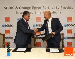 المهندس ياسر شاكر الرئيس التنفيذي والعضو المنتدب لشركة اورنج مصر والمهندس ماجد شريف الرئيس التنفيذي والعضو المنتدب لشركة سوديك بعد توقيع اتفاقية التعاون المشترك