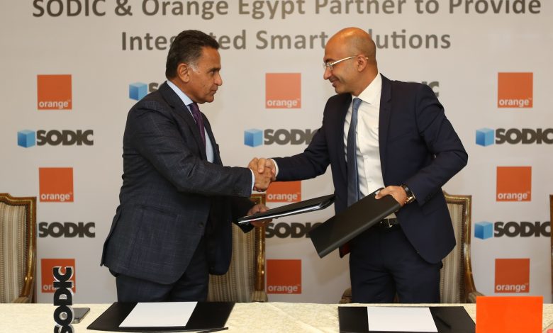 المهندس ياسر شاكر الرئيس التنفيذي والعضو المنتدب لشركة اورنج مصر والمهندس ماجد شريف الرئيس التنفيذي والعضو المنتدب لشركة سوديك بعد توقيع اتفاقية التعاون المشترك