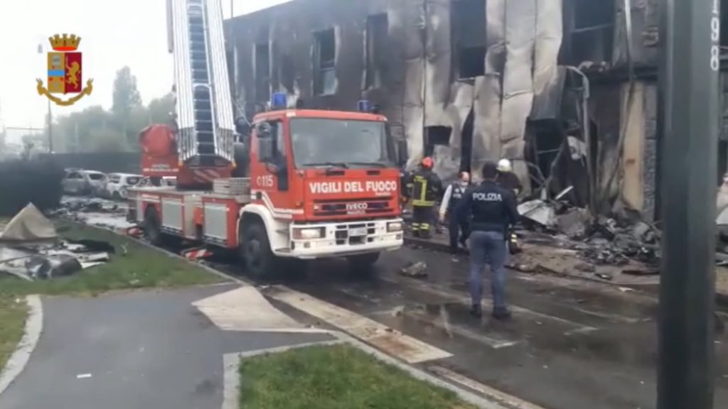 مقتل-8-أشخاص-في-تحطم-طائرة-خاصة-اصطدمت-بمبنى-في-إيطاليا
