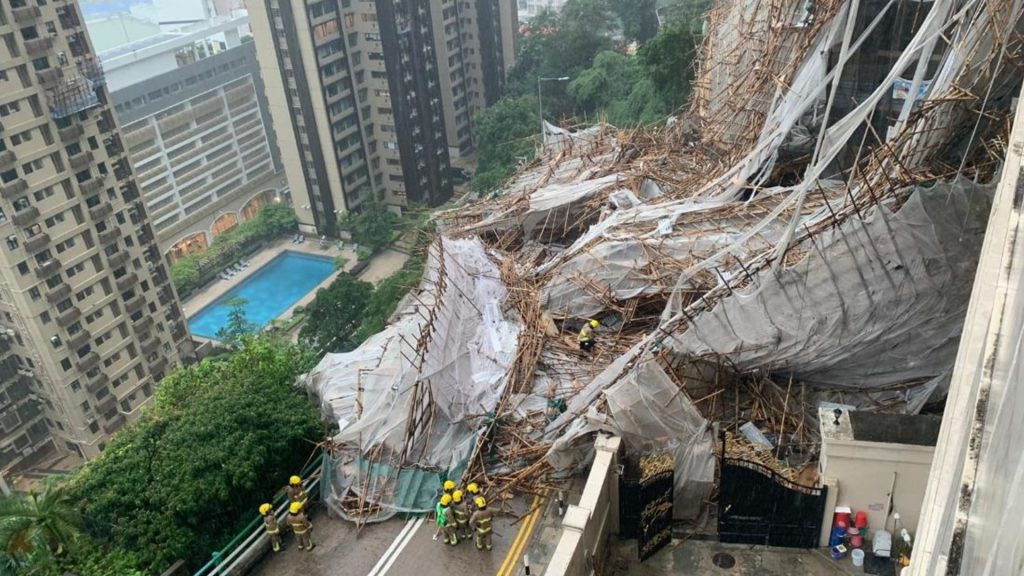شاهد.-انهيار-سقالة-بناء-ضخمة-حول-مبنى-شاهق-في-هونغ-كونغ