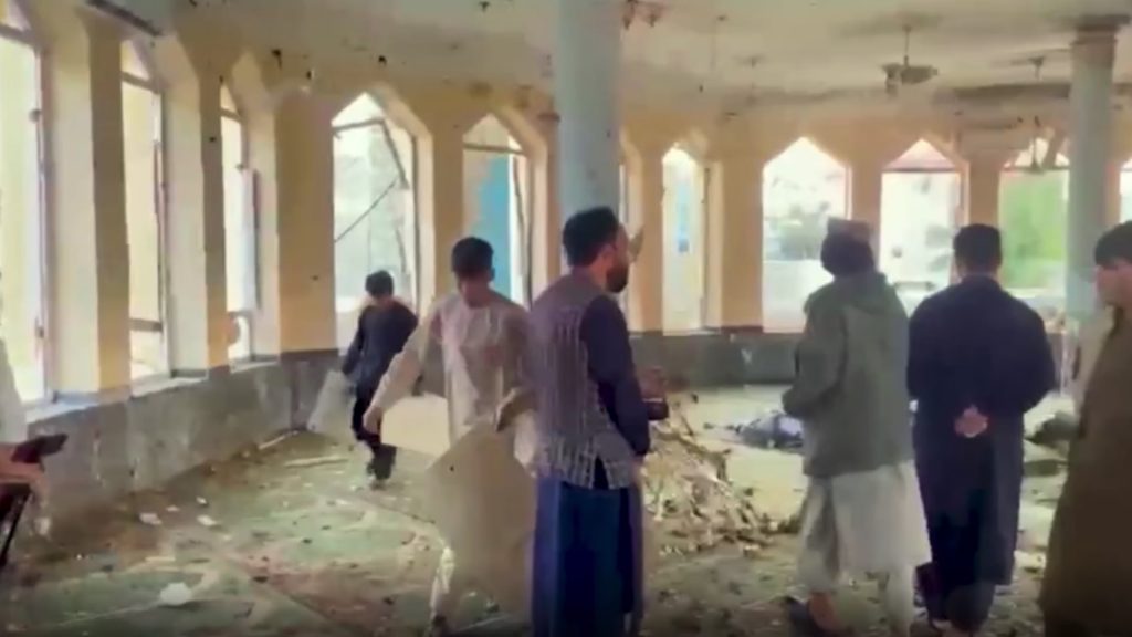 بعد-مقتل-عشرات-المصلين-في-مسجد-بأفغانستان.-هل-يهدد-داعش-حكم-طالبان؟