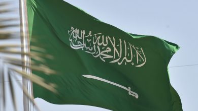 القبض-على-سعودي-بعد-تداول-فيديو-يعتدي-فيه-على-مسن-بالضرب-و”عبارات-تثير-نعرات-قبلية”