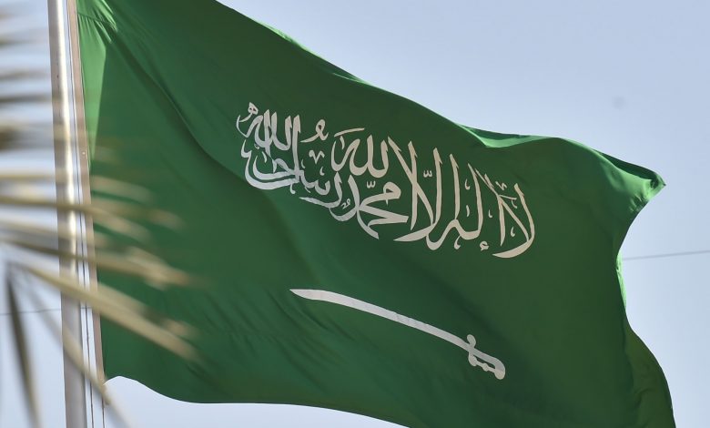 القبض-على-سعودي-بعد-تداول-فيديو-يعتدي-فيه-على-مسن-بالضرب-و”عبارات-تثير-نعرات-قبلية”