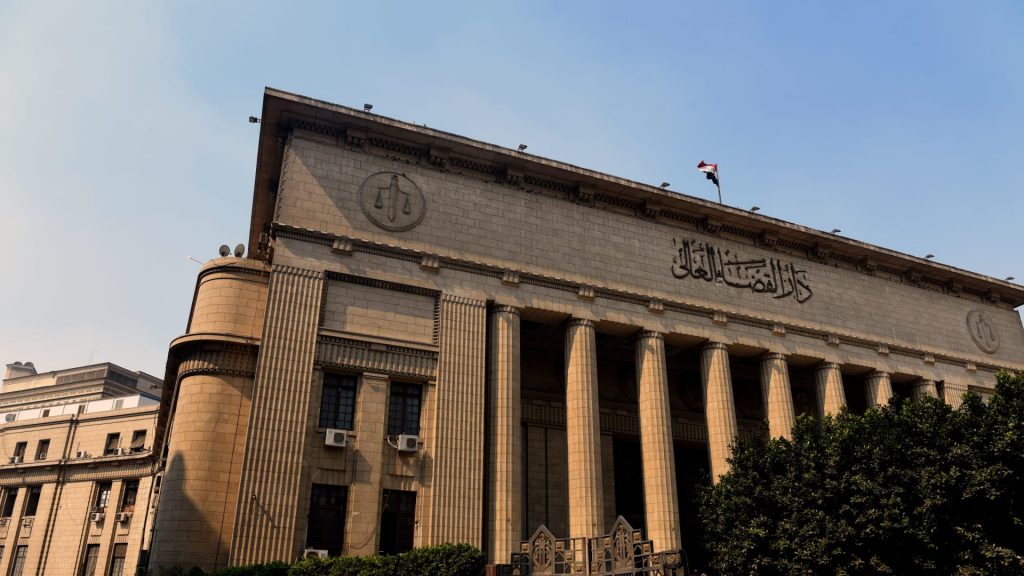 محكمة-مصرية-تعاقب-طبيبين-وموظف-بسبب-التنمر-على-ممرض-في-قضية-“السجود-للكلب”