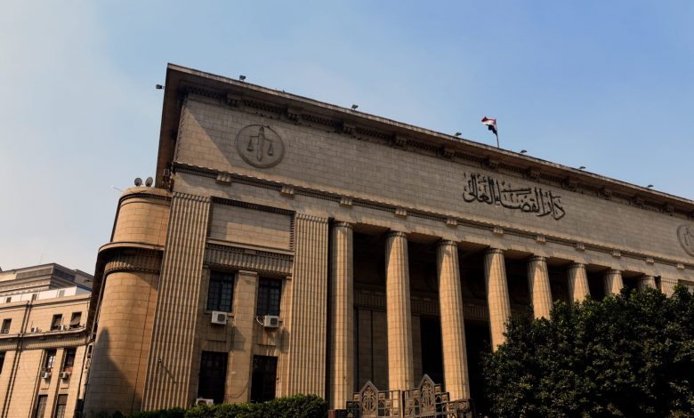 محكمة-مصرية-تعاقب-طبيبين-وموظف-بسبب-التنمر-على-ممرض-في-قضية-“السجود-للكلب”