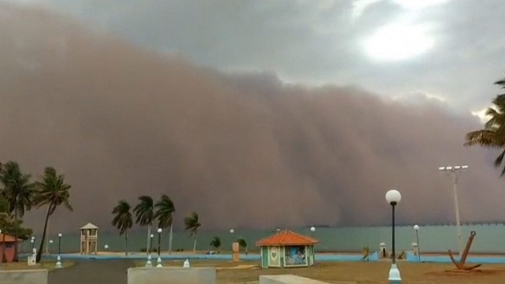 شاهد.-“العاصفة-البرتقالية”-تنقض-على-البرازيل-وسط-أسوأ-موجة-جفاف-منذ-91-عامًا