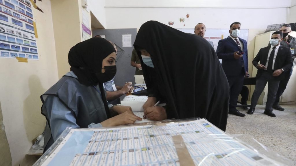 العراقيون-يصوتون-في-الانتخابات-البرلمانية.-والكاظمي-يدعو-إلى-“تغيير-الواقع”