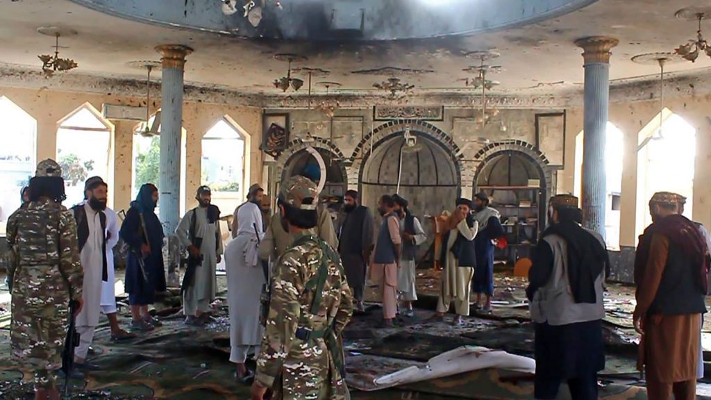 خامنئي-يوجه-رسالة-لطالبان-بعد-تفجير-مسجد-للشيعة-في-قندوز