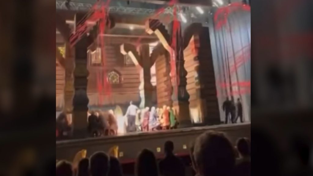 مقتل-فنان-روسي-سحقًا-أثناء-عرض-أوبرا-في-مسرح-“بولشوي”.-إليك-ما-حدث