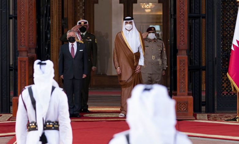 تداول-فيديو-أمير-قطر-وملك-الأردن-بأحد-المطاعم-بالدوحة