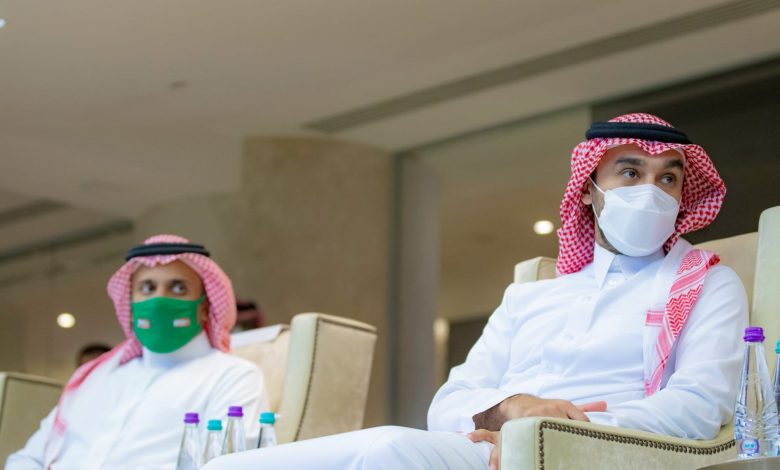 تداول-رد-فعل-وزير-الرياضة-السعودي-مع-حارس-المنتخب-فواز-القرني-بعد-مباراة-الصين
