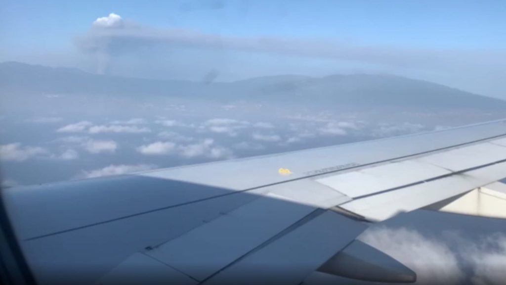 هكذا-يبدو-المشهد-من-طائرة-ركاب-تقترب-من-بركان-“كمبر-فيجا”