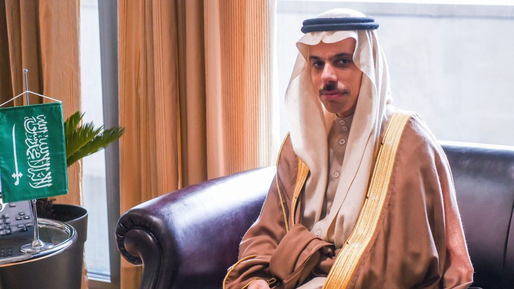 السعودية.-وزير-الخارجية-يلتقي-السفير-القطري-لدى-الرياض