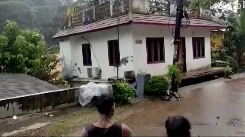 شاهد.-انهيار-منزل-بأكمله-جرفته-فيضانات-عارمة-في-الهند