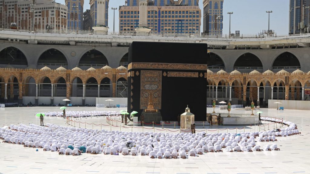 السعودية-تؤكد-استمرار-تطبيق-التباعد-بين-المصلين-في-المساجد-بعد-استثناء-الحرمين
