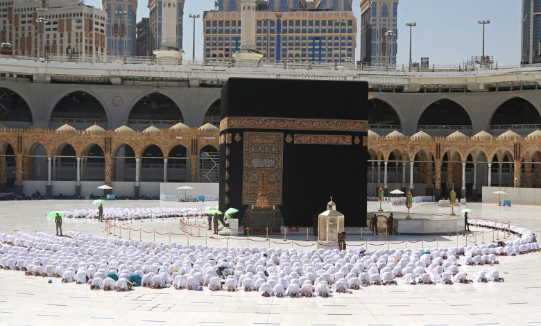 السعودية-تؤكد-استمرار-تطبيق-التباعد-بين-المصلين-في-المساجد-بعد-استثناء-الحرمين