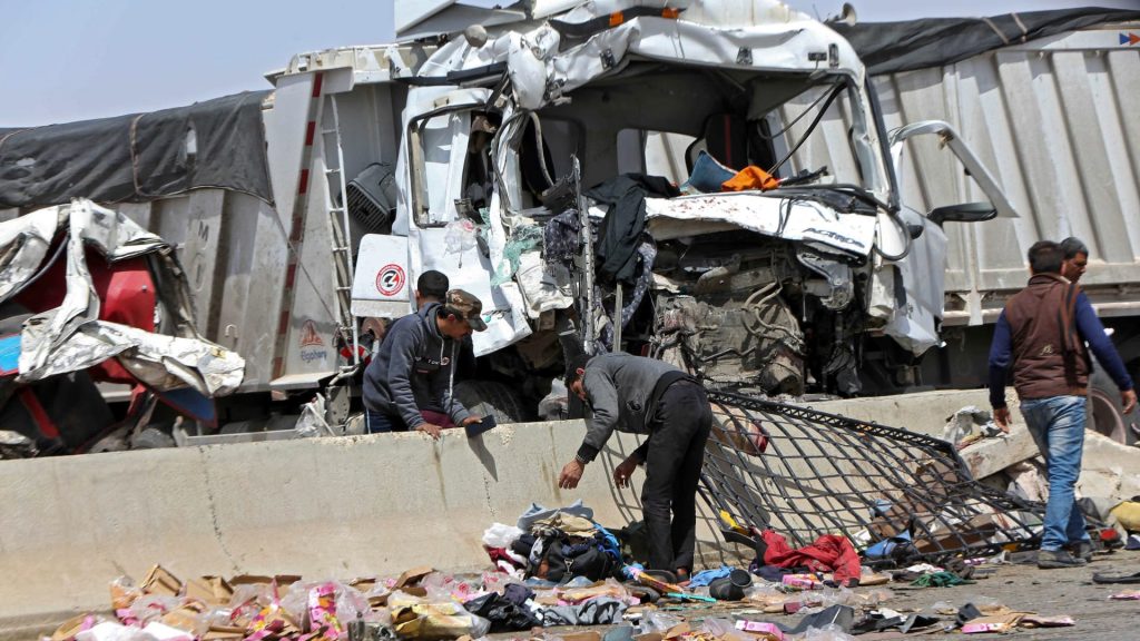 مصرع-19-في-تصادم-شاحنة-وحافلة-ركاب-في-مصر.-وشهود:-السائق-توفي-قبل-الحادث