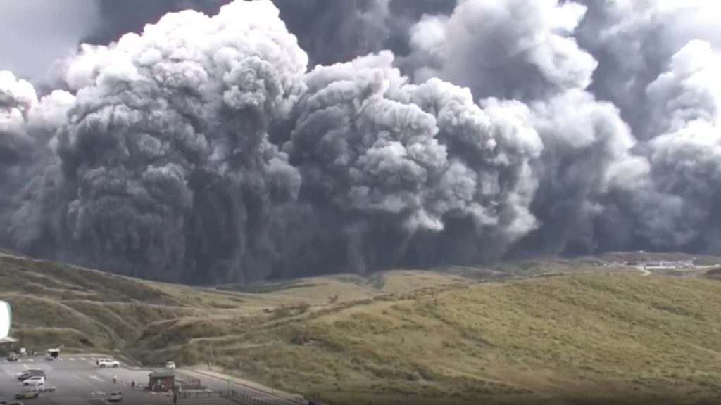 شاهد-لحظة-انفجار-بركان-جبل-أسو-في-اليابان