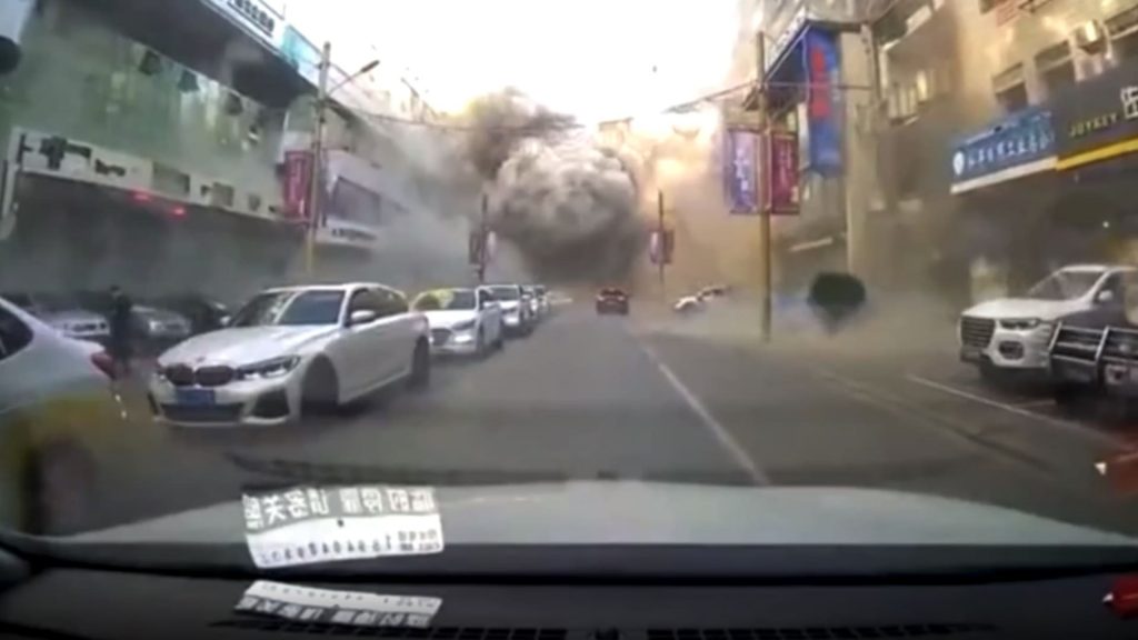 كاميرا-توثق-لحظة-وقوع-انفجار-هائل-في-الصين