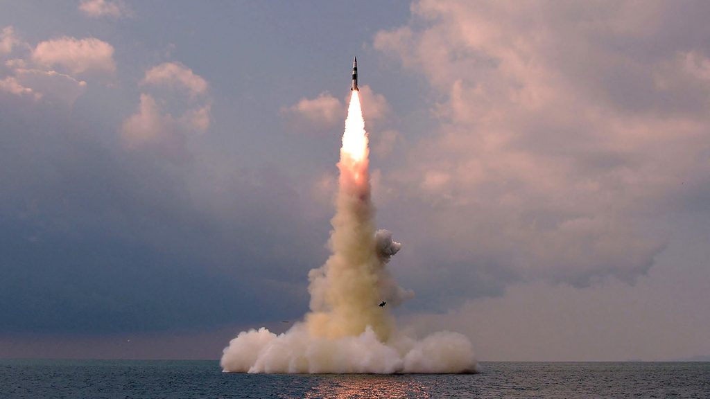 “أسطولها-متقادم”.-كوريا-الشمالية-تختبر-صاروخًا-باليستيًا-من-غواصة