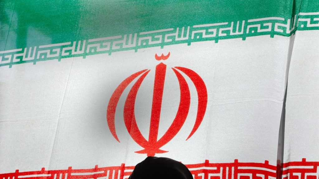 مسؤول-إيراني-يتلقى-صفعة-أثناء-تنصيبه-محافظا-لأذربيجان-الشرقية.-فما-السبب؟