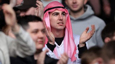 صورة نيوكاسل يغير رأيه بشأن ارتداء الزي العربي في المدرجات.. فماذا قال؟
