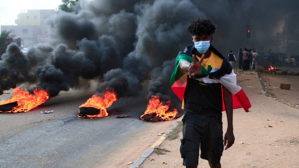 محتجون-سودانيون-يغلقون-ثلاثة-جسور.-والشرطة-تنشر-الغاز-المسيل-للدموع