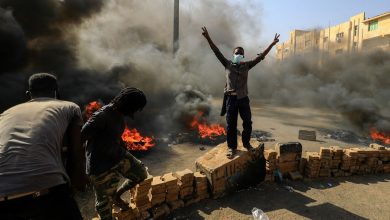 مظاهرات-في-شوارع-الخرطوم-بعد-محاصرة-منزل-رئيس-الوزراء-واعتقال-كبار-المسؤولين