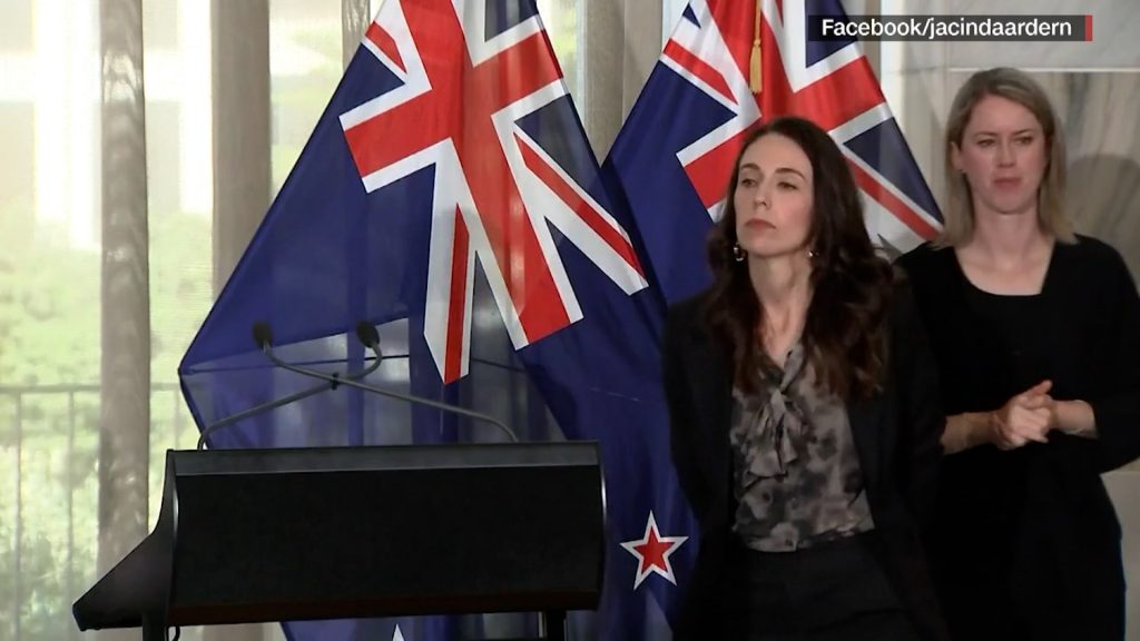عمدًا-أم-بالخطأ؟-رئيسة-وزراء-نيوزلندا-تدفع-مترجمة-خارج-الصورة-وسط-ذهول-السيدة
