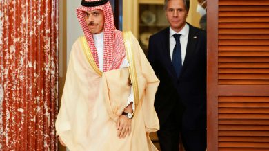 صورة بلينكن ونظيره السعودي يدينان الاستيلاء العسكري على السلطة بالسودان