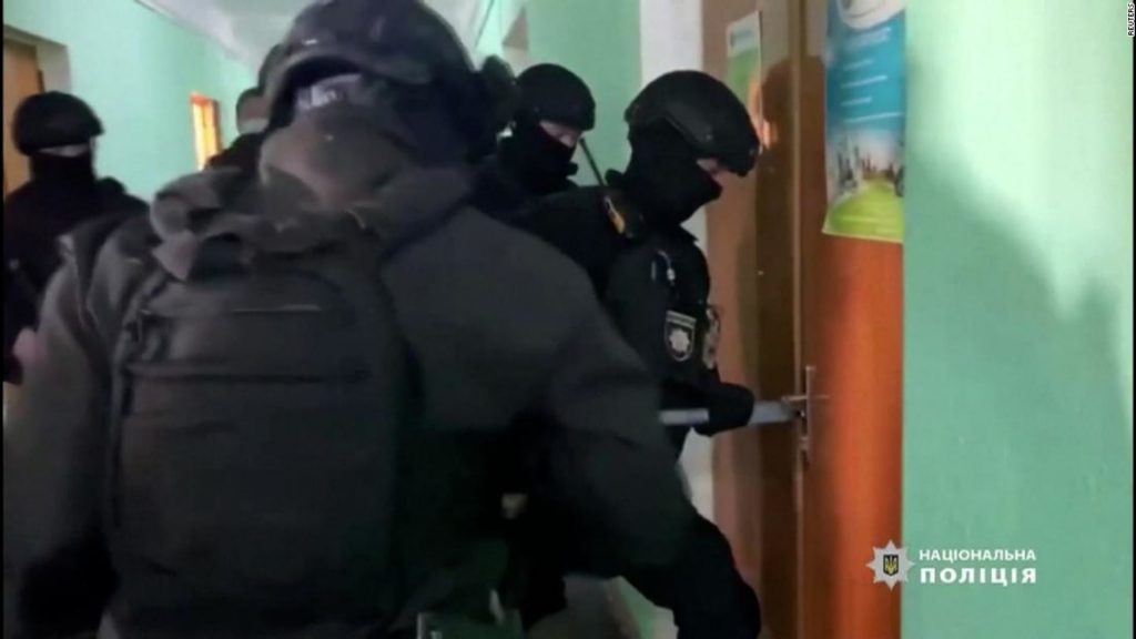 شاهد.-لحظة-مداهمة-الشرطة-الأوكرانية-مكتبًا-لتزوير-شهادات-لقاح-كورونا