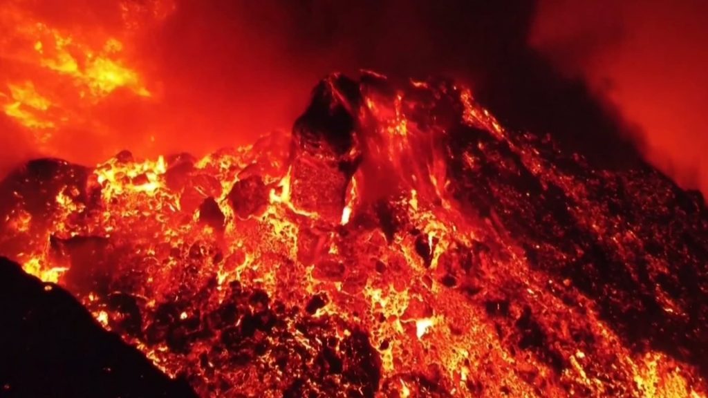 مشاهد-من-“الدرون”-لفوهة-بركان-كومبر-فيجا-لحظة-قذفه-الحمم-المنصهرة