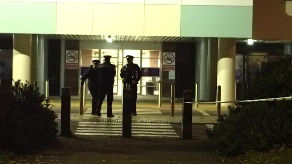 شاهد.-ضباط-الشرطة-يحرسون-مستشفى-ليفربول-للنساء-بعد-انفجار-سيارة-أمامه