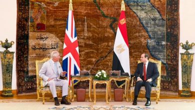 صورة السيسي يستقبل الأمير تشارلز في زيارة إلى مصر هي الأولى له منذ 15 عامًا