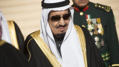 صورة بعد منحه الجنسية السعودية.. الحسيني يمتدح الملك سلمان: أمير البلاغة