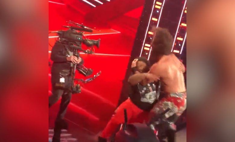 رجل-يداهم-مصارع-wwe-أثناء-بث-مباشر-ويطرحه-أرضًا-بقوة.-شاهد-ما-حدث-بعدها