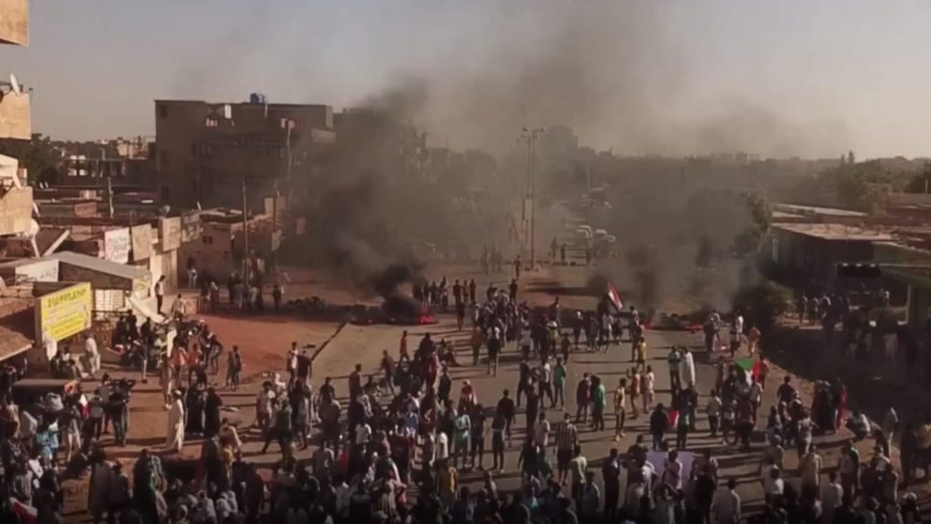 طائرة-“درون”-ترصد-احتجاجات-ضخمة-ضد-اتفاق-حمدوك-والبرهان-في-شوارع-السودان