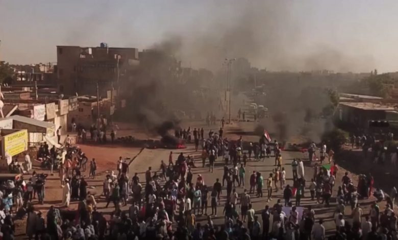 طائرة-“درون”-ترصد-احتجاجات-ضخمة-ضد-اتفاق-حمدوك-والبرهان-في-شوارع-السودان